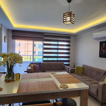 Seaside Market Retreat: Mahmutlar Apartment *