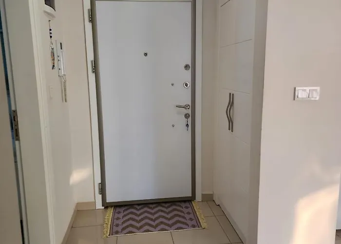 Seaside Market Retreat: Mahmutlar