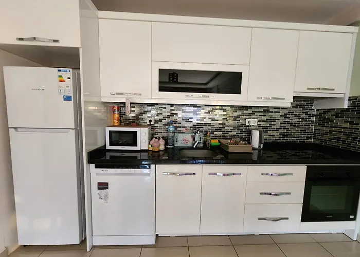 Seaside Market Retreat: Mahmutlar Apartment Alanya