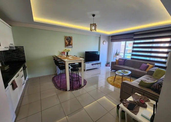 Seaside Market Retreat: Mahmutlar